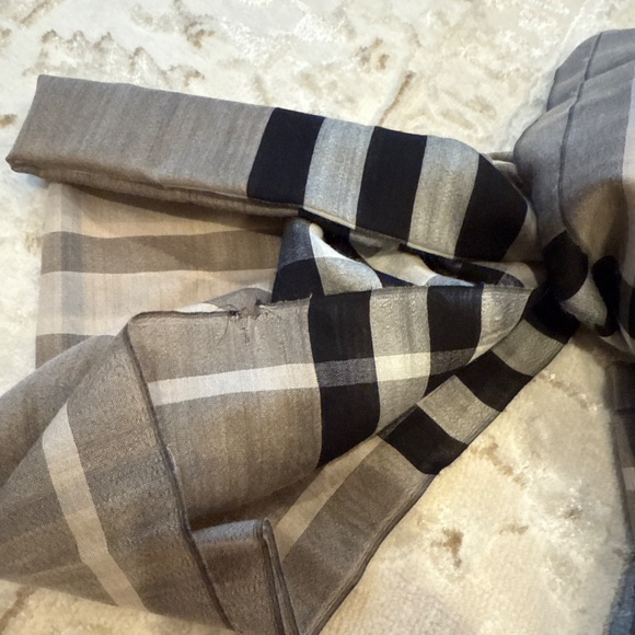 Burberry wool scarf - Picture 2 of 3